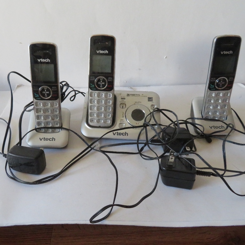 VTECH 2 DIGITAL ANSWERING SYSTEM/3 PHONE SET